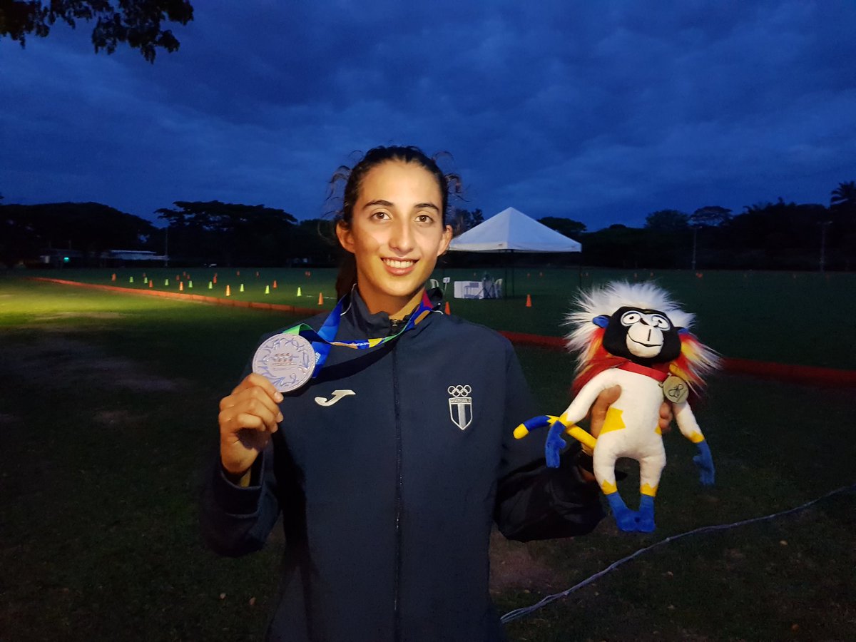 Sofía Cabrera presume la medalla de plata que conquistó en Barranquilla 2018. (Foto Prensa Libre: Cortesía COG)