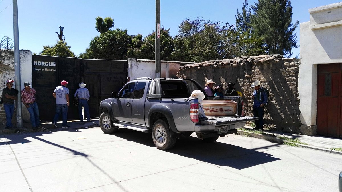 El cadáver de Jorge Luis García López es retirado de la morgue de la cabecera de Jalapa. (Foto Prensa Libre: Hugo Oliva).