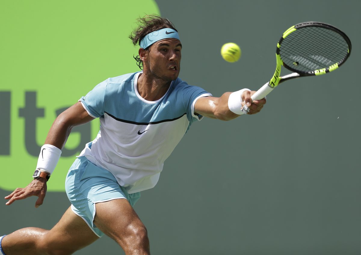 Rafael Nadal abandonó el torneo cuando perdía su encuentro contra el bosnio Damir Dzumhur. (Foto Prensa Libre: AP).