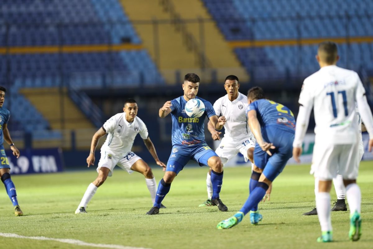 Cobán Imperial empató sin goles de visitante contra Comunicaciones. (Foto Prensa Libre: Francisco Sánchez)