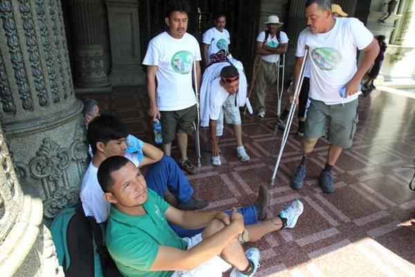 Hondureños advierten a migrantes de riesgos. (Foto Prensa Libre: Estuardo Paredes)