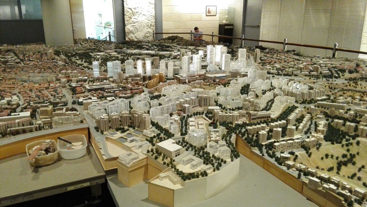 Vista de maqueta de Jerusalén en el interior de la Municipalidad de Jerusalén. Las áreas en color transparente son edificios que aún no existen pero que ya están autorizados para empresas, bancos y otro tipo de usos. (Foto Prensa Libre: Gustavo Montenegro)