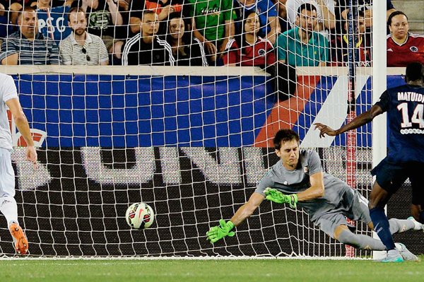 Blaise Matuidi (d) del Paris Saint-Germain anota ante la Fiorentina durante su partido amistoso de la Copa Internacional de Campeones en Harrison, New Jersey. (Foto Prensa Libre: EFE)