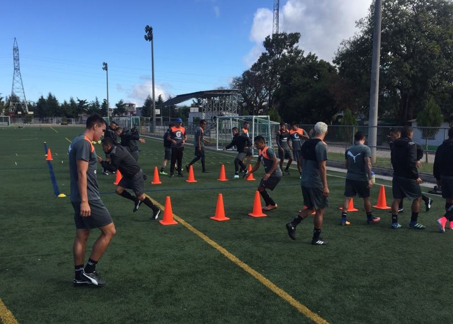 Los jugadores de Comunicaciones se entrenaron este lunes en la cancha alterna del estadio Cementos Progreso. (Foto Prensa Libre: Cortesía La Red)