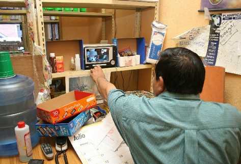Dueños de negocios invierten en  cámaras de video, monitores y   personal,  para protegerse de asaltantes y extorsionistas. Hay más de 50 comercios con este tipo de sistemas en el área urbana de Barberena.