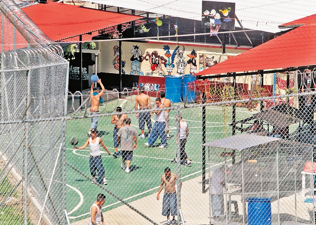 Pandilleros del Barrio 18, quienes exigen el retorno de sus líderes recluidos la cárcel El Infiernito. (Foto Prensa Libre: Hemeroteca PL)