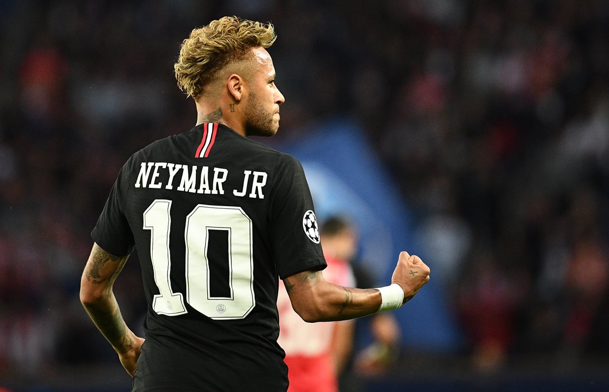 Neymar celebra después de anotar uno de sus goles en la victoria del PSG contra el Estrella Roja. (Foto Prensa Libre: AFP)