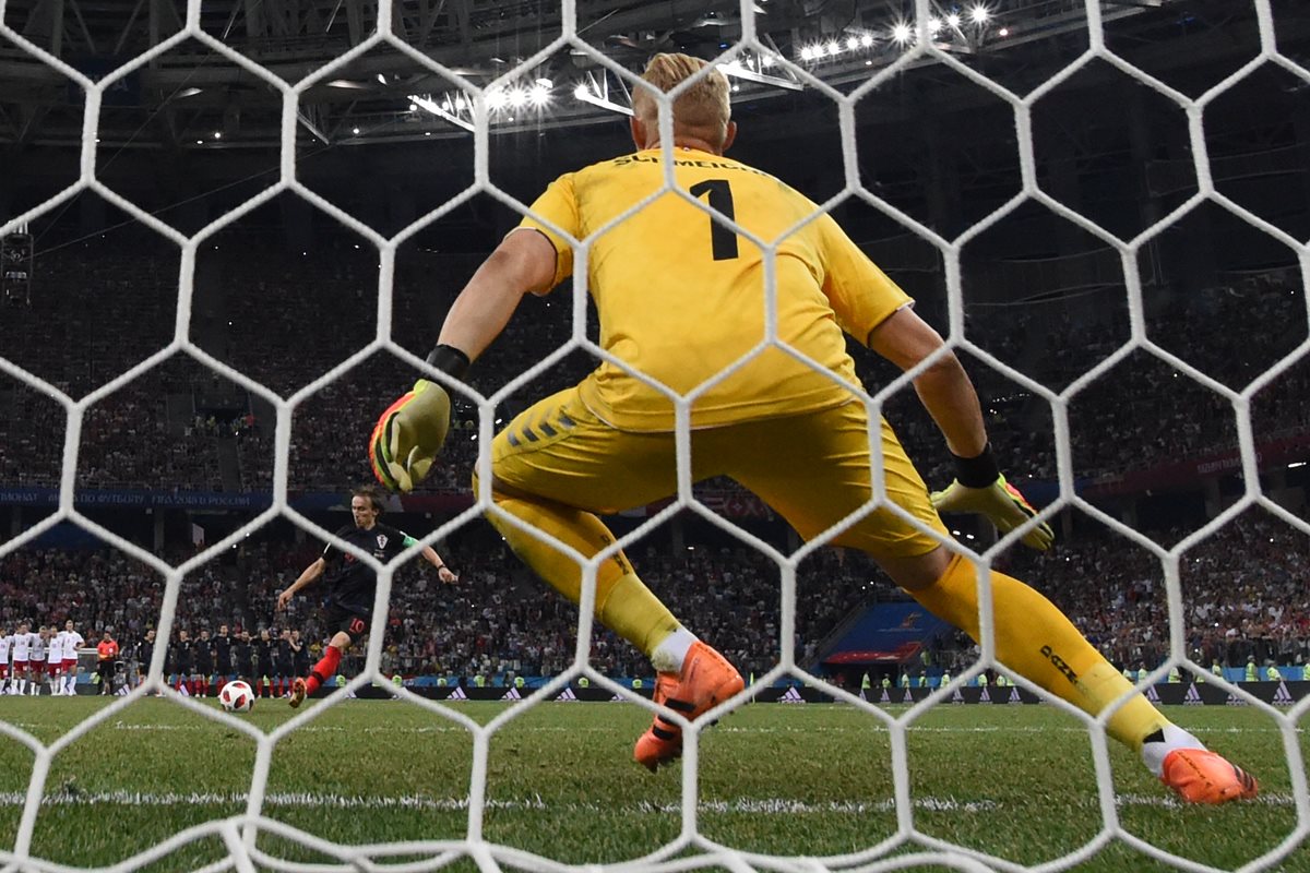 Kasper Schmaichel detuvo el penalti ejecutado por Luka Modric en los tiempos extras. (Foto Prensa Libre: AFP)