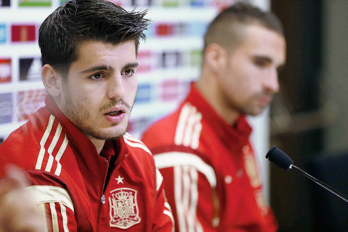 Los jugadores de la selección española de futbol, Sergio Asenjo (d), y Álvaro Morata (i) durante la rueda de prensa que ofrecieron tras el entrenamiento del equipo en Las Rozas. (Foto Prensa Libre: EFE).