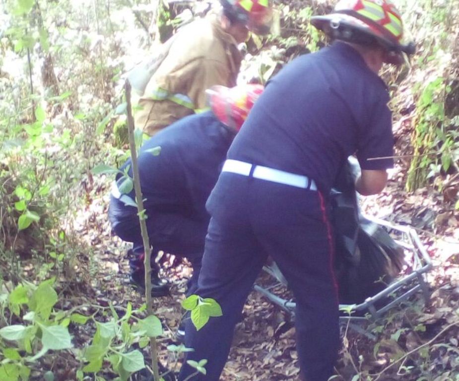 Bomberos trasladan el cadáver de Moisés de Jesús Crisóstomo, en San Pedro Sacatepéquez. (Foto Prensa Libre: Aroldo Marroquín).