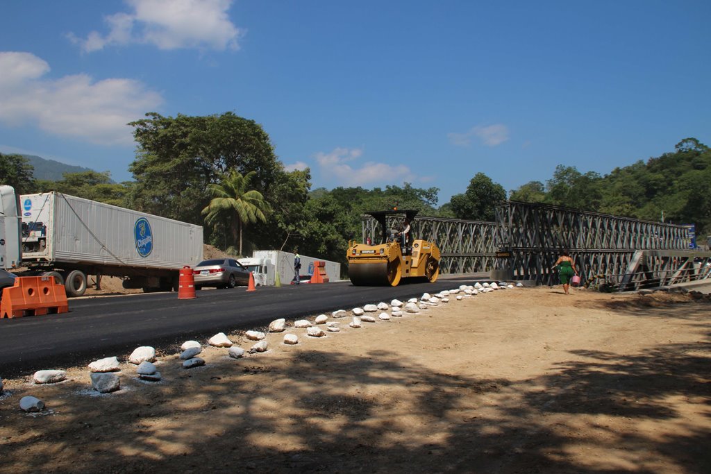 Maquinaria compacta asfalto en puente Bayley sobre el río Mayuelas, en la ruta al Atlántico. (Foto Prensa Libre: Julio Vargas)