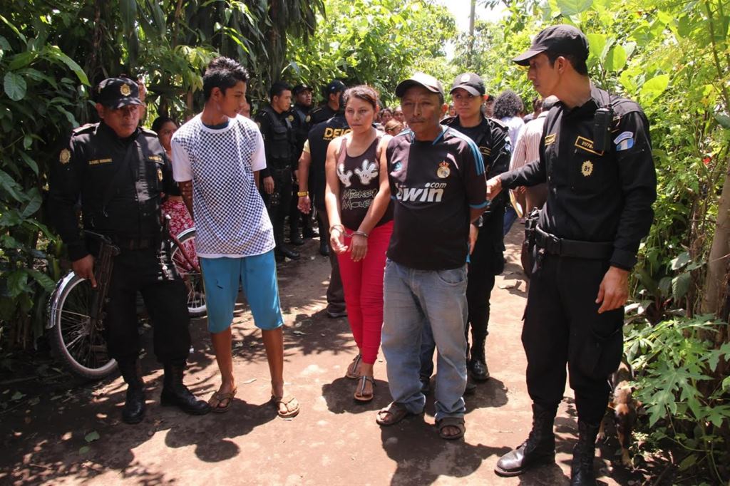 Los tres presuntos vendedores de droga capturados en Escuintla. (Foto Prensa Libre: Enrique Paredes).