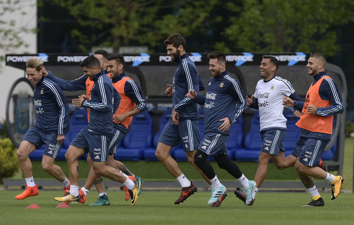 Los argentinos ya no tienen opción para dejar más puntos si quieren decir presente en el Mundial de Rusia 2018. (Foto Prensa Libre: AFP)