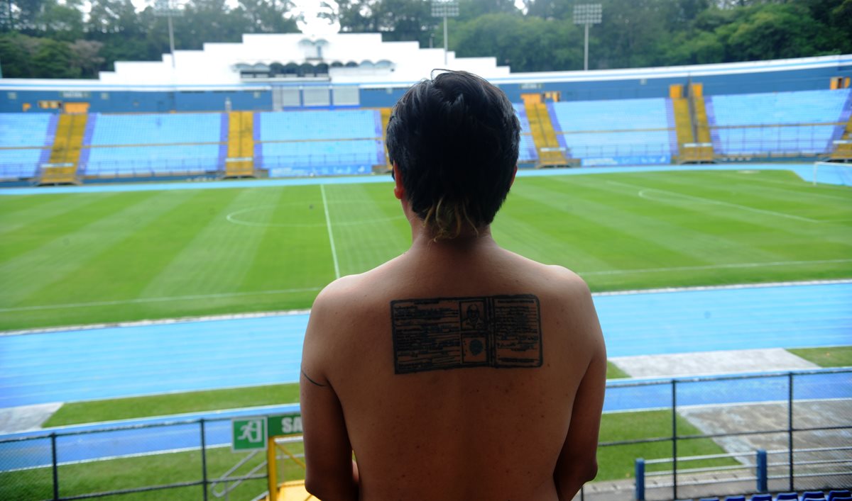 El artista plástico Benvenuto Chavajay observa la gramilla del estadio Doroteo Guamuch Flores (Foto Prensa Libre: Edwin Fajardo)