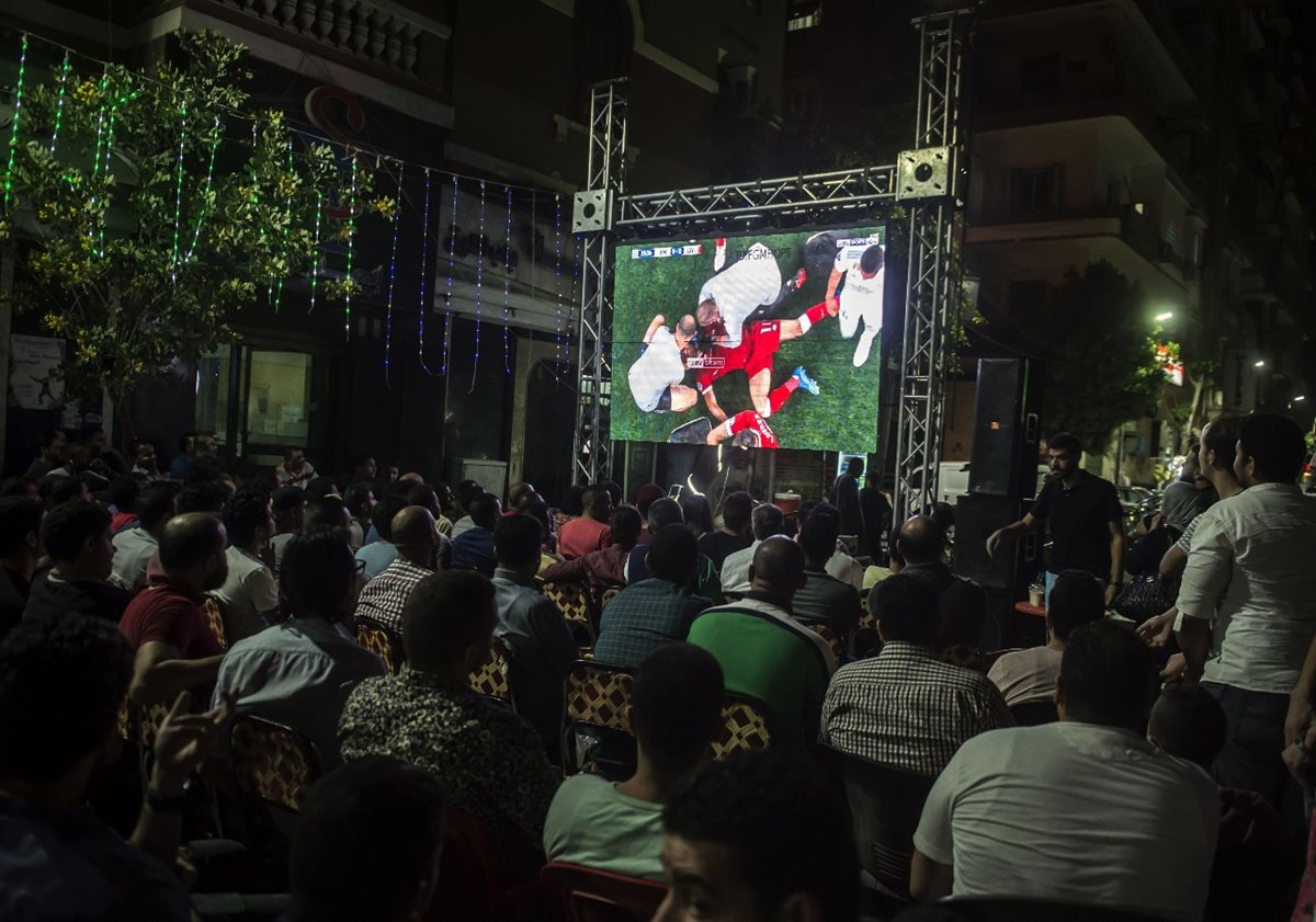 Los egipcios vivieron con tristeza y tensión cuando se lesionó Mohamed Salah. (Foto Prensa Libre: EFE)