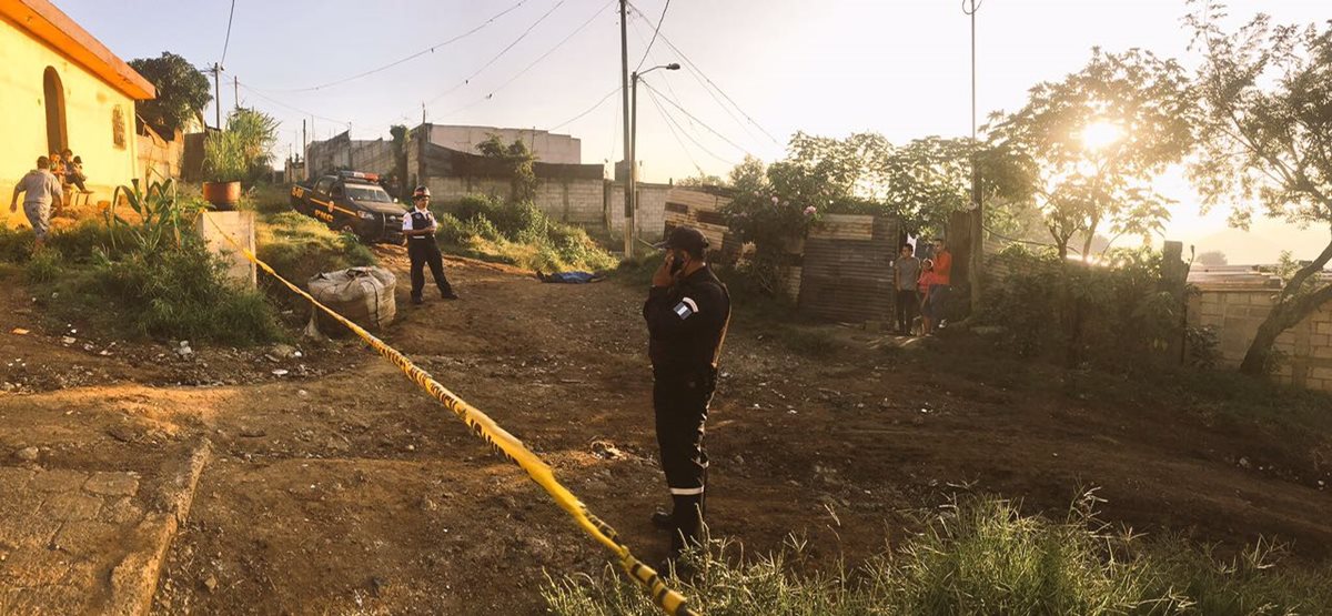 El cuerpo está cerca de un barranco en la colonia Mártires del Pueblo, Villa Nueva. (Foto Prensa Libre: Érick Ávila)