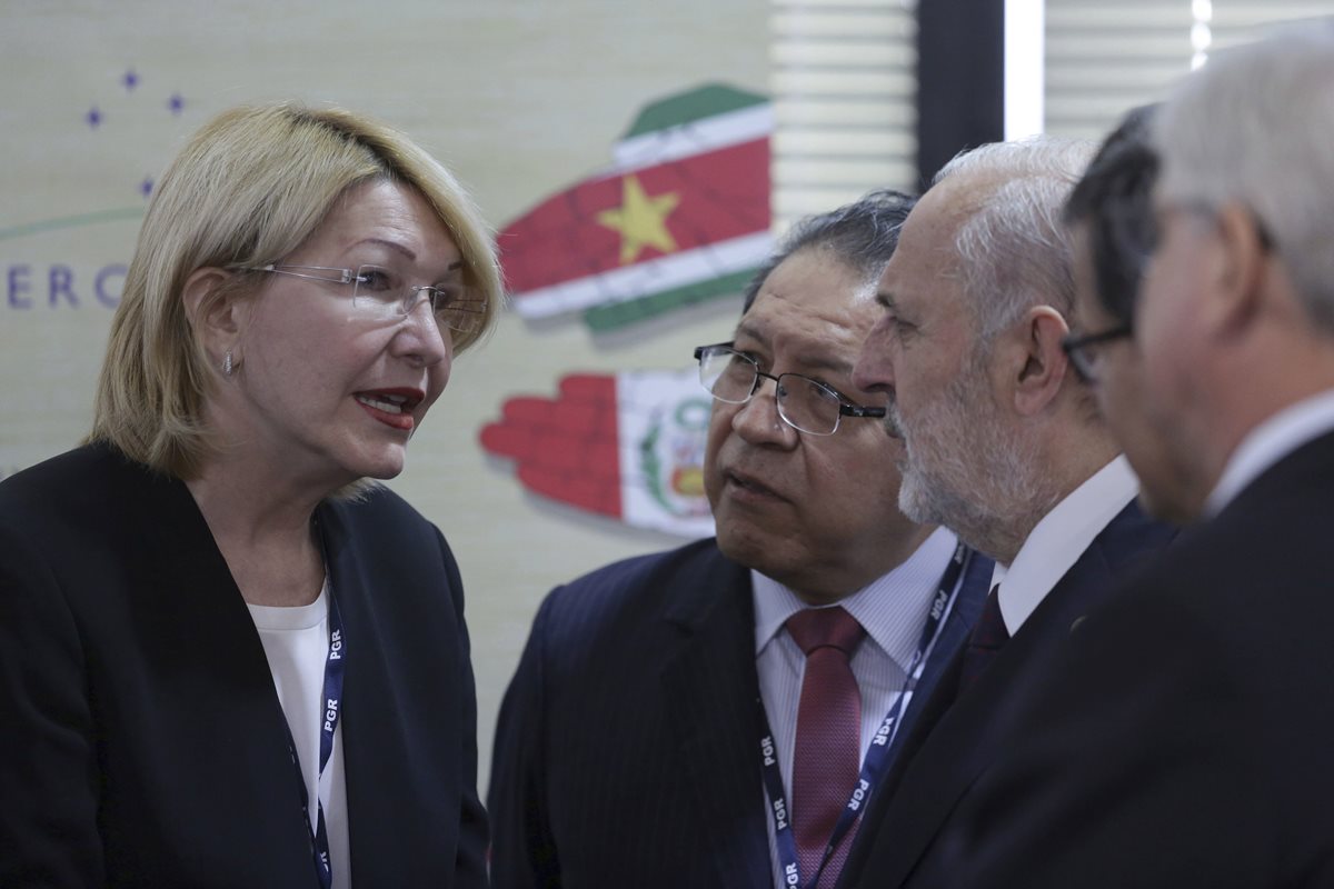 Exfiscal venezolana Luisa Ortega es recibida por fiscales sudamericanos en Brasil. (Foto Prensa Libre: AP)