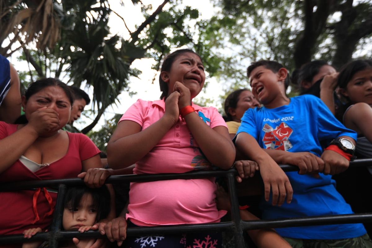 A bordo de un picop, personas que se refugiaban en el albergue de Escuintla suplicaban al piloto que huyera. (Foto Prensa Libre: Carlos Hernández)