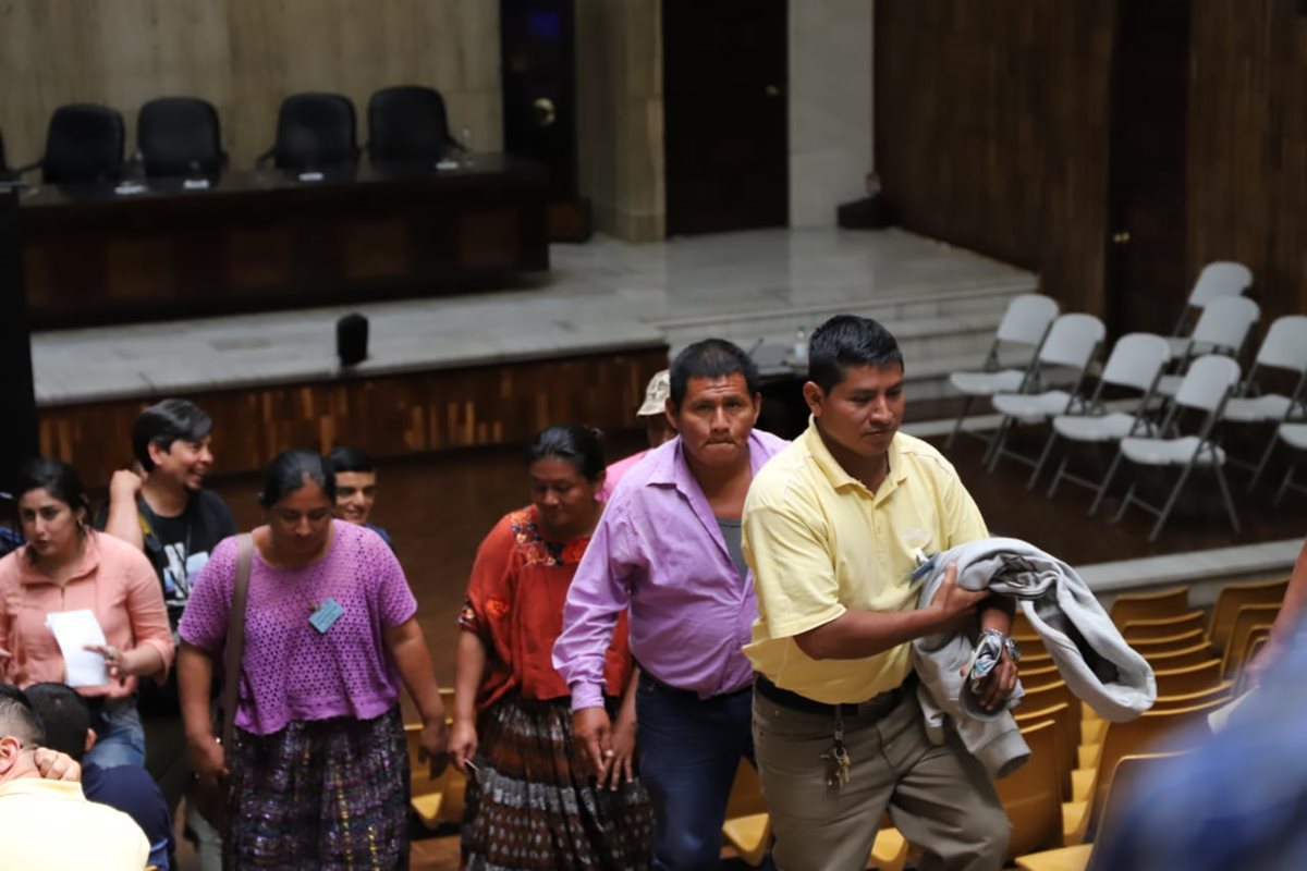 Vecinos de El Estor llegan a la Corte Suprema de Justicia para participar en una vista pública para solicitar un amparo que frene la operación minera del Proyecto Fénix. (Foto Prensa Libre: Dony Stewart)