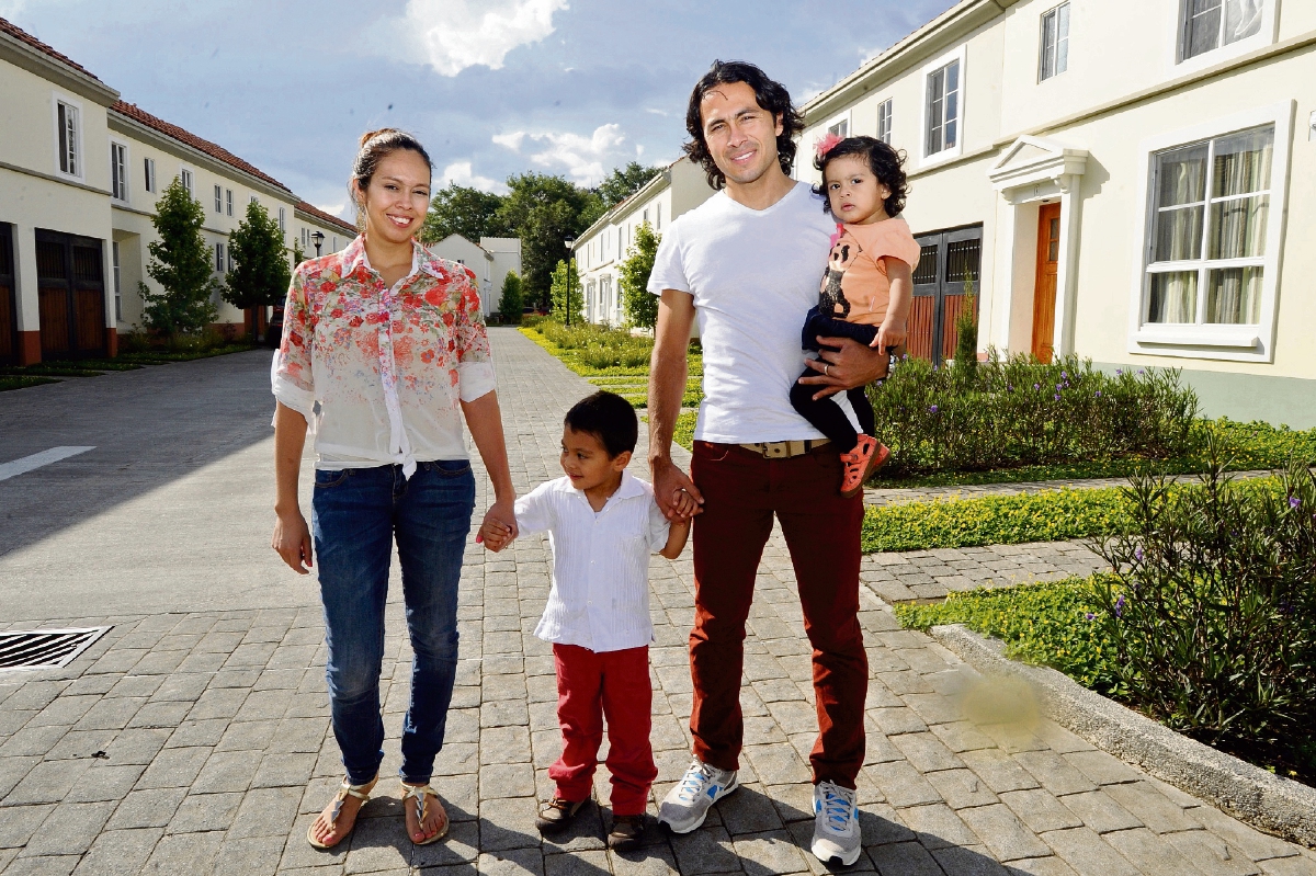 AGUSTÍN HERRERA, junto con su esposa, Blanca, y sus hijos, Matías y Elisa, en un domingo familiar, festejando el segundo título en lo personal del delantero mexicano. Foto Prensa Libre: Francisco Sánchez).