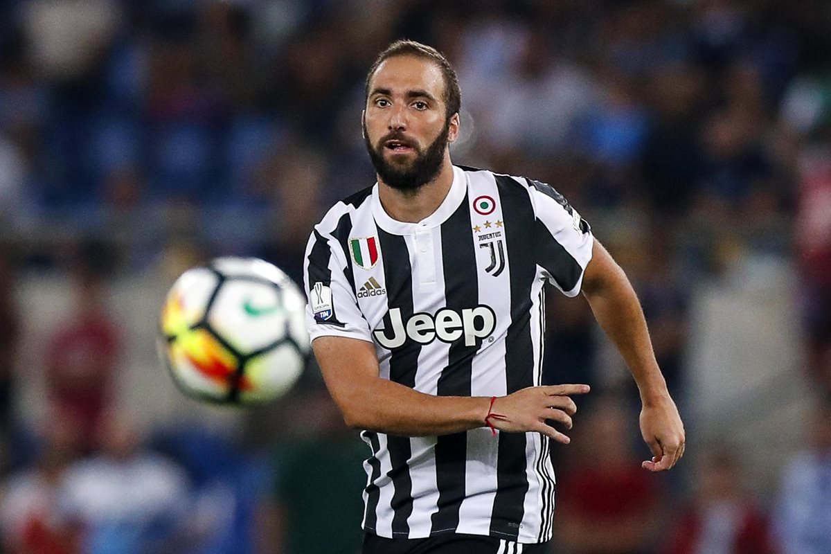 El argentino Gonzalo Higuaín se disculpó con sus aficionados por la derrota en la Supercopa de Italia. (Foto Prensa Libre: EFE)