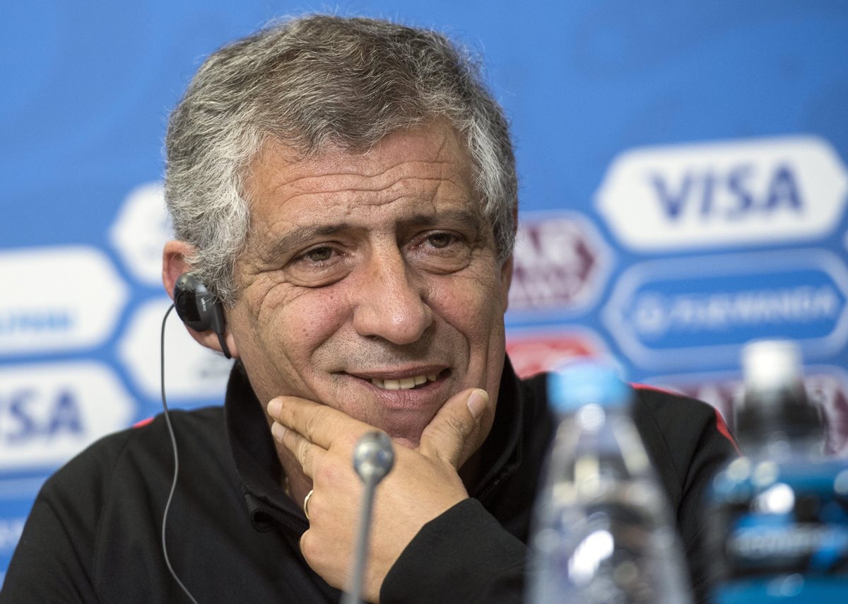 El técnico de la selección de Portugal, Fernando Santos, durante la conferencia de prensa de este viernes en Rusia. (Foto Prensa Libre: EFE)