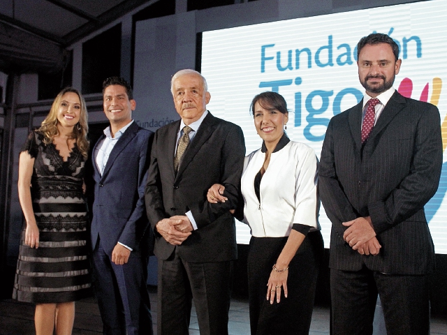 Melanie Reimers, directora ejecutiva de Fundación Tigo; Ismael Cala, presidente de Fundación Cala; Mario López Estrada, presidente de Fundación Tigo; Dilcia Ruan, directora ejecutiva de Fundación Cala, y Luis valladares, CEO de Tigo. (Foto Prensa Libre: Pedro Barrera)