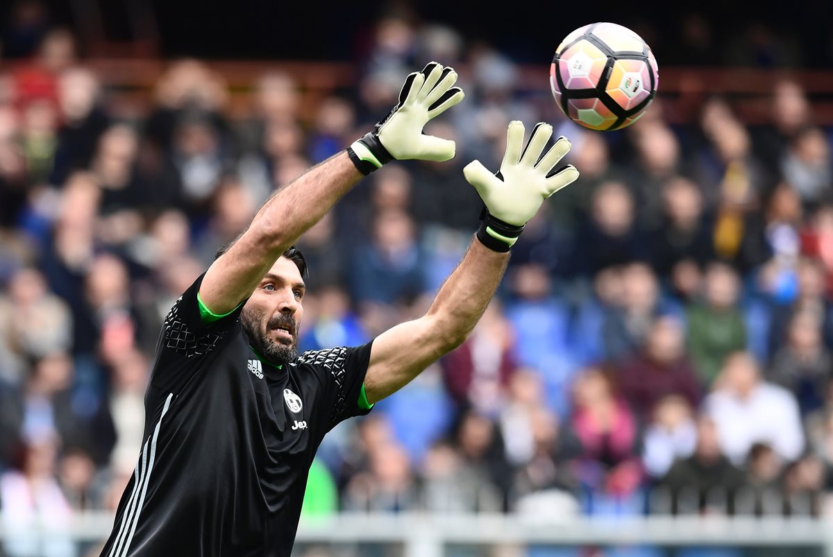 Gianluigi Buffon es una leyenda bajo los tres postes de Italia. (Foto Prensa Libre: AFP)