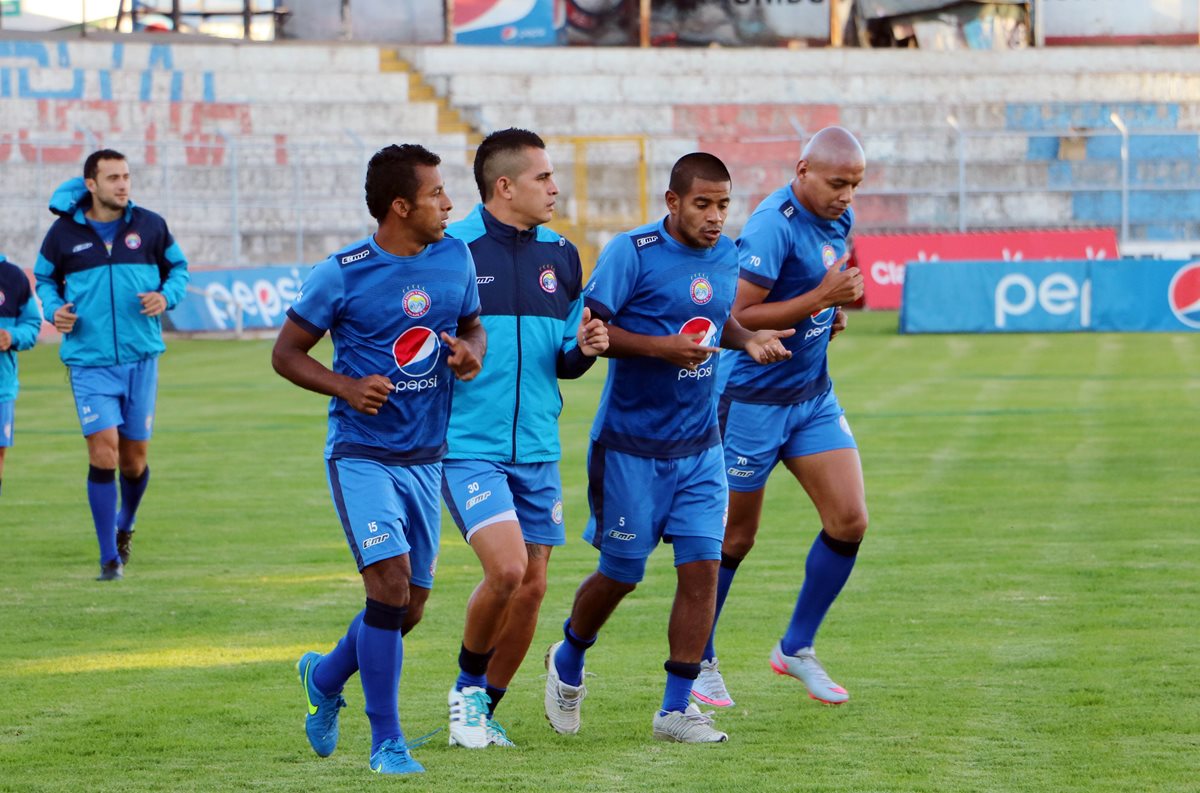 Los jugadores de Xelajú MC durante el entrenamiento en el Mario Camposeco. (Foto Prensa Libre: Carlos Ventura)