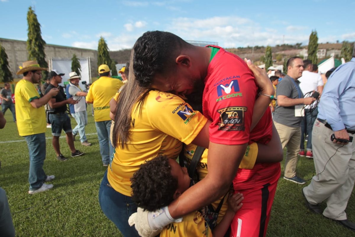 José Calderón celebró junto a su familia el título con Guastatoya. (Foto Prensa Libre: Norvin Mendoza)