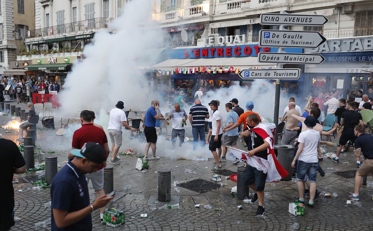 Seguidores de Rusia e Inglaterra causaron disturbios en Marsella. (Foto Prensa Libre: AFP).