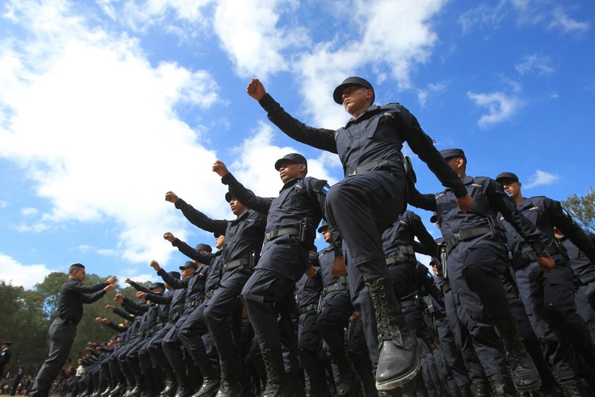 Dos mil 133 agentes de la PNC fueron graduados este viernes. (Foto Prensa Libre: Esbin García)