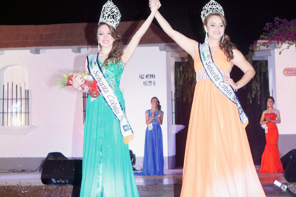 Crista María González Pacay, nueva Señorita Cobán, -Izq.- junto a la reina saliente,  Adriana Gabriela López García.