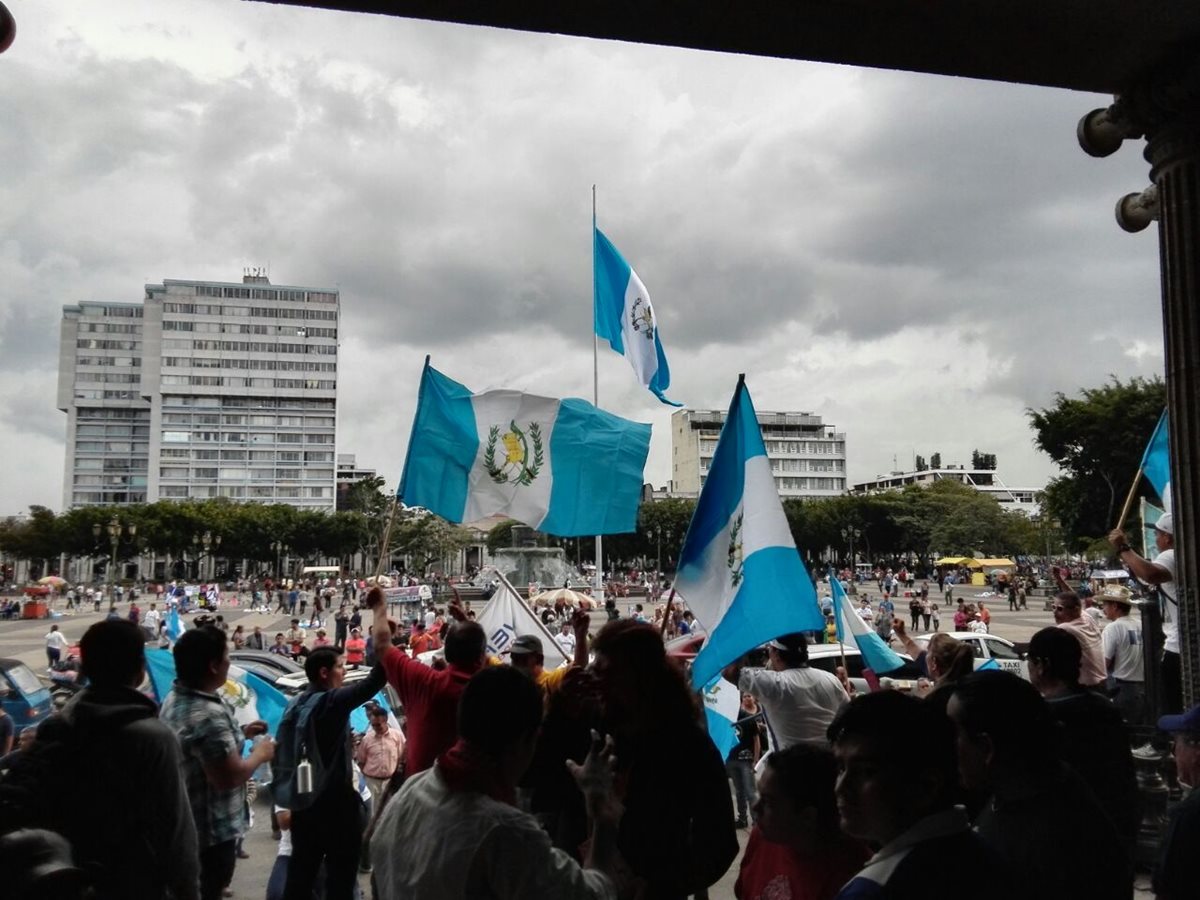 Ciudadanos y estudiantes de la Universidad de San Carlos manifestaron frente al Palacio Nacional de la Cultura para demandar liderazgo al presidente Jimmy Morales, a quien reclamaron por el intento de crear nuevos impuestos. (Foto Prensa Libre: Gustavo Montenegro)