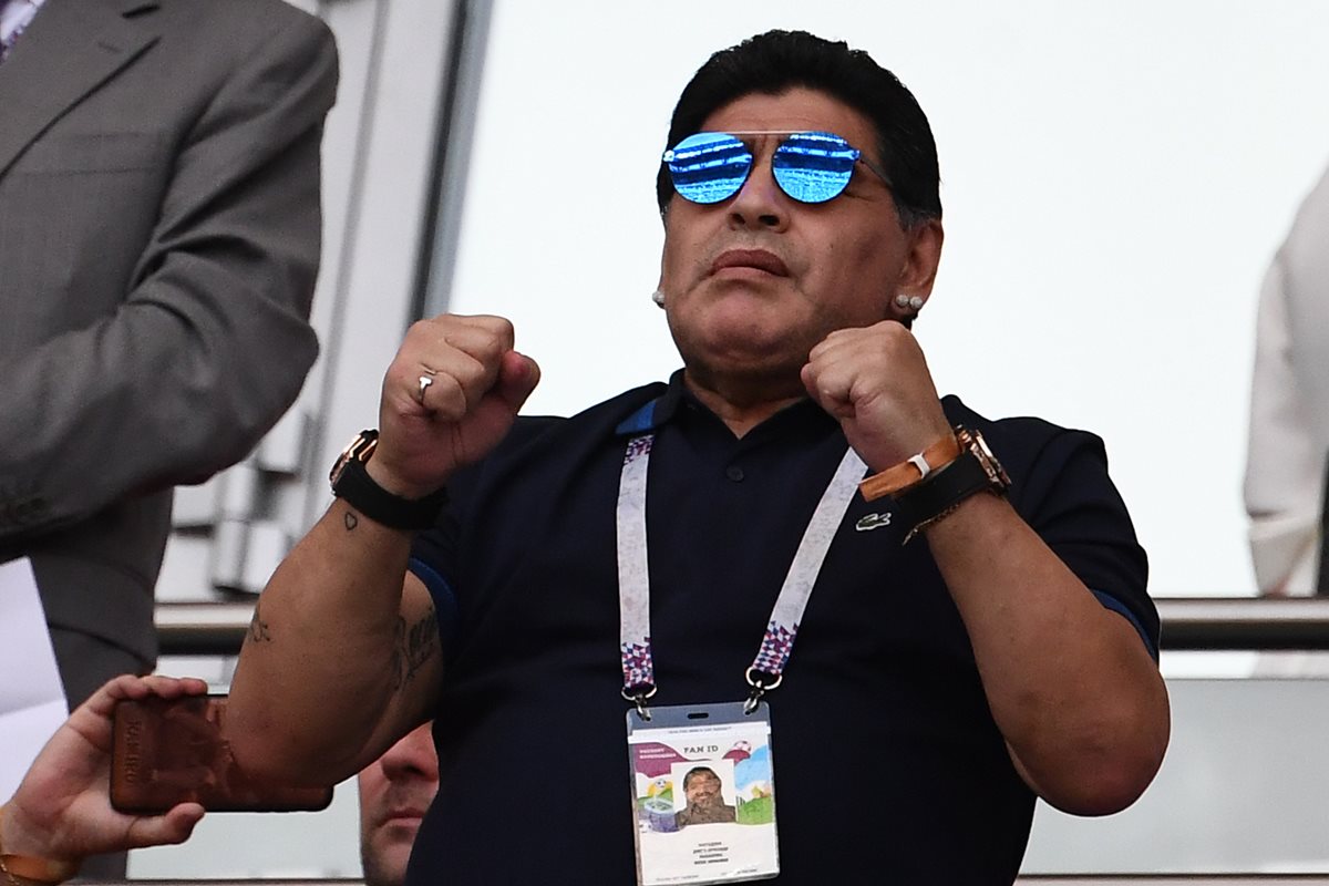 La celebración de Maradona en los goles de Argentina fue menos efusiva debido a la advertencia de la Fifa. (Foto Prensa Libre: AFP)