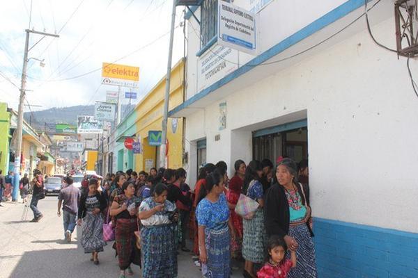 Vecinos de  la cabecera de Totonicapán tramitan empadronamiento. (Foto Prensa Libre: Édgar Domínguez)