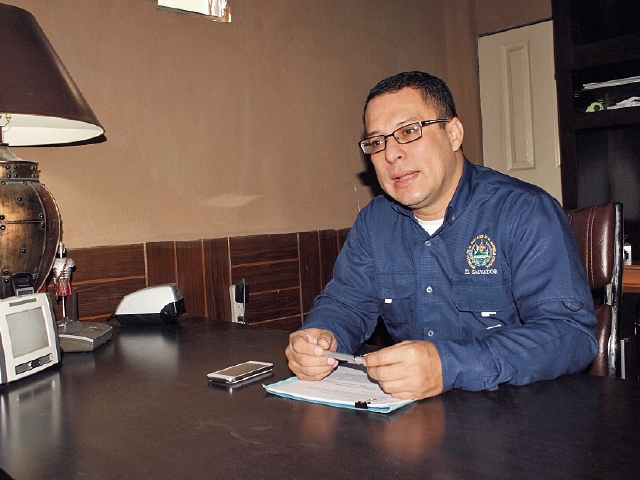 El cónsul de El Salvador, Hugo Nelson Rodríguez Cardoza, brinda detalles sobre la sede diplomática. (Foto Prensa Libre: Óscar González)