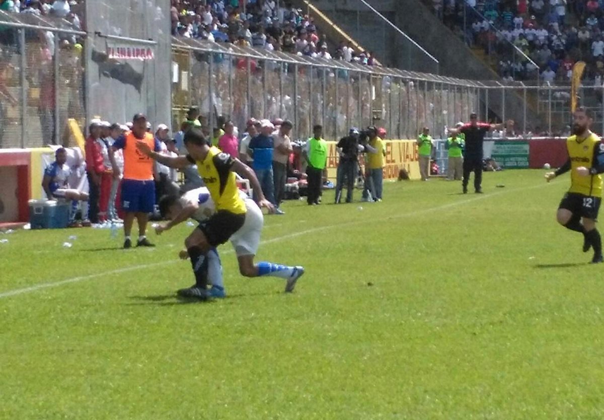 Comunicaciones titubeó en defensa y Suchitepéquez no perdonó. (Foto Prensa Libre: Alexander Coyoy)