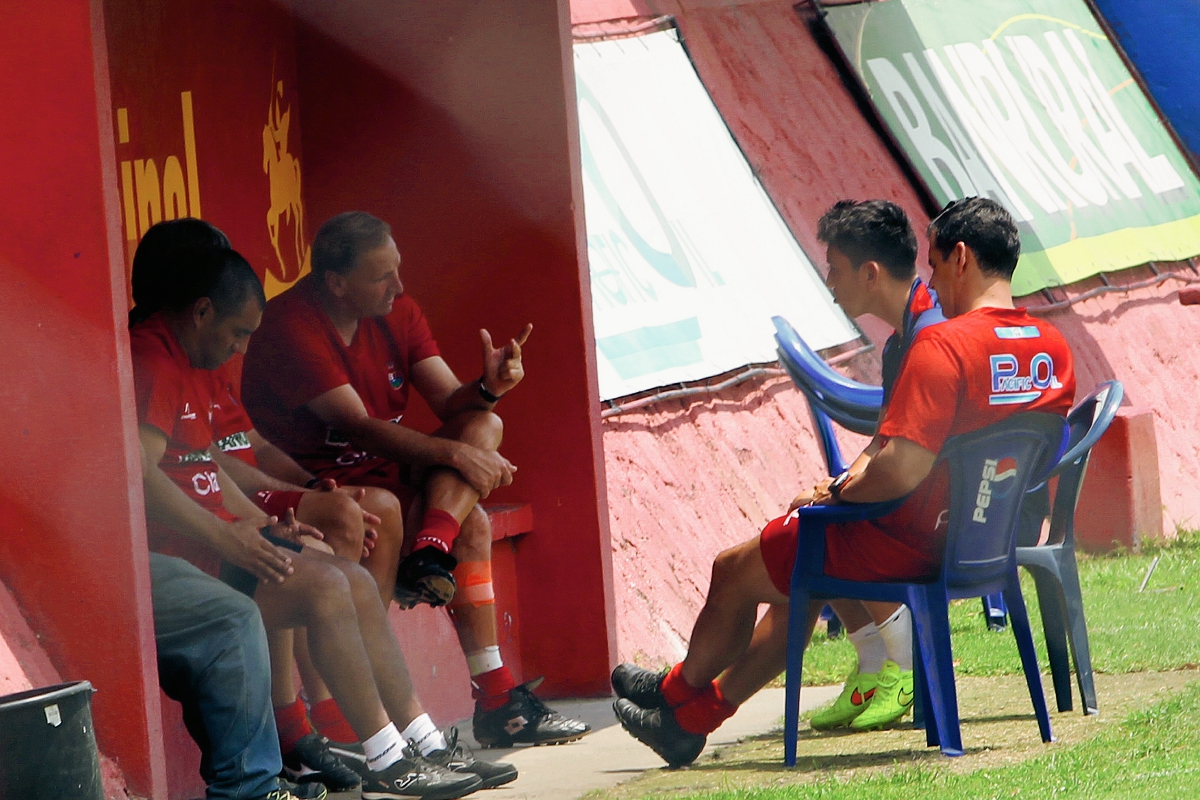 El cuerpo técnico de Municipal, encabezado por Enzo Héctor Trossero, dialoga en el entreno de los rojos con Marco Tulio Ciani (Foto Prensa Libre: Edwin Fajardo)