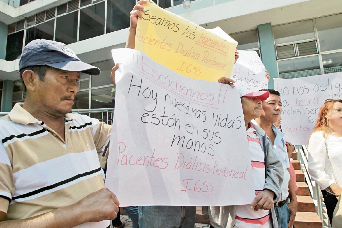 Pacientes renales hicieron varias protestas, como un plantón frente a las oficinas centrales del IGSS, en rechazo al servicio prestado por Droguería Pisa. Exigieron rescindir el contrato.