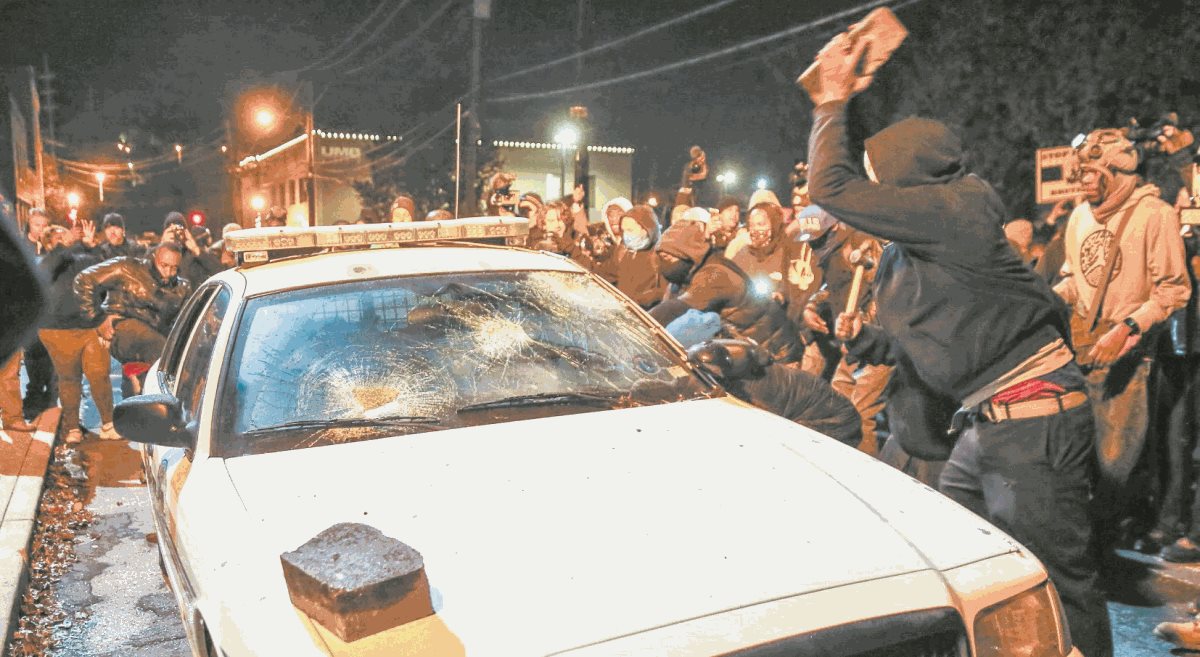 Destrozan auto policial en Ferguson, Misuri, en 2014. (Foto: EFE/Alexey Furman)