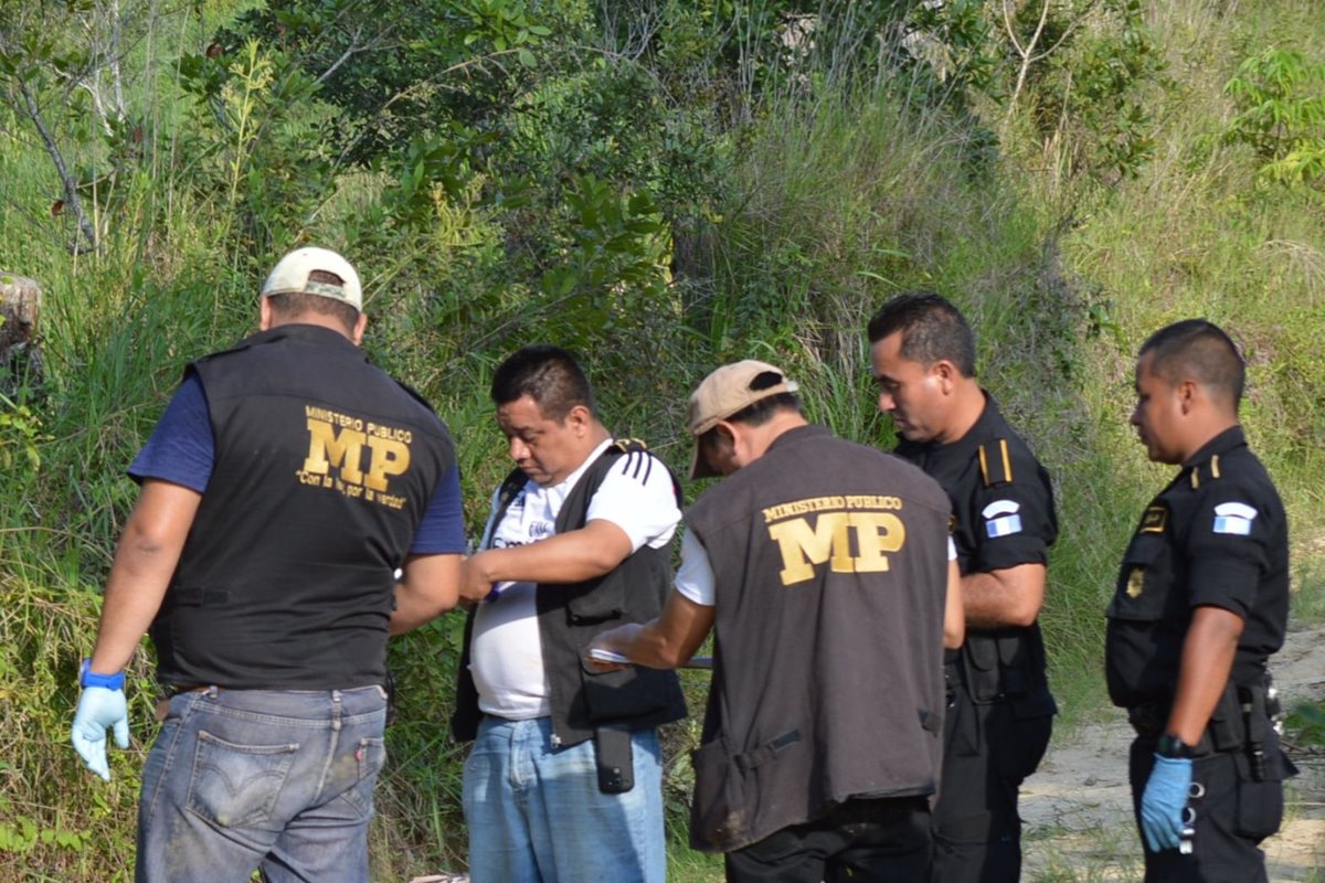 Socorristas resguardan el área donde fueron localizados los cadáveres de dos hermanas en La Unión, Zacapa. (Foto Prensa Libre: Víctor Gómez)