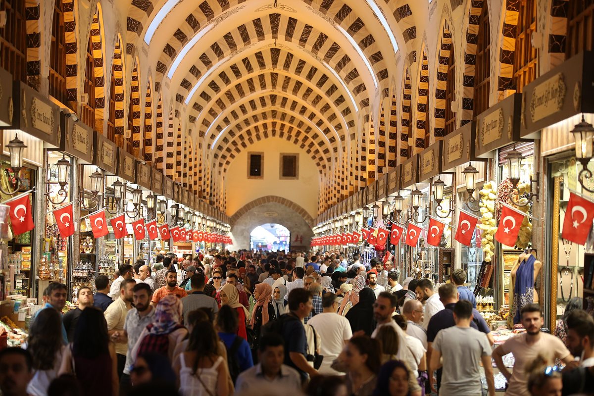 Personas compran en un bazar egipcio en Estambul, Turquía. El Banco Central de Turquía (TCMB) anunció la inyección de US$6 mil millones en el sistema financiero del país para garantizar la liquidez de los bancos y detener el desplome de la lira turca frente al dólar. (Foto Prensa Libre: EFE)