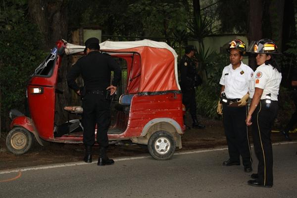 El piloto de un mototaxi fue asesinado en la entrada a San Juan Sacatepéquez. Esta víctima era menor de edad. (Foto Prensa Libre: CBV)