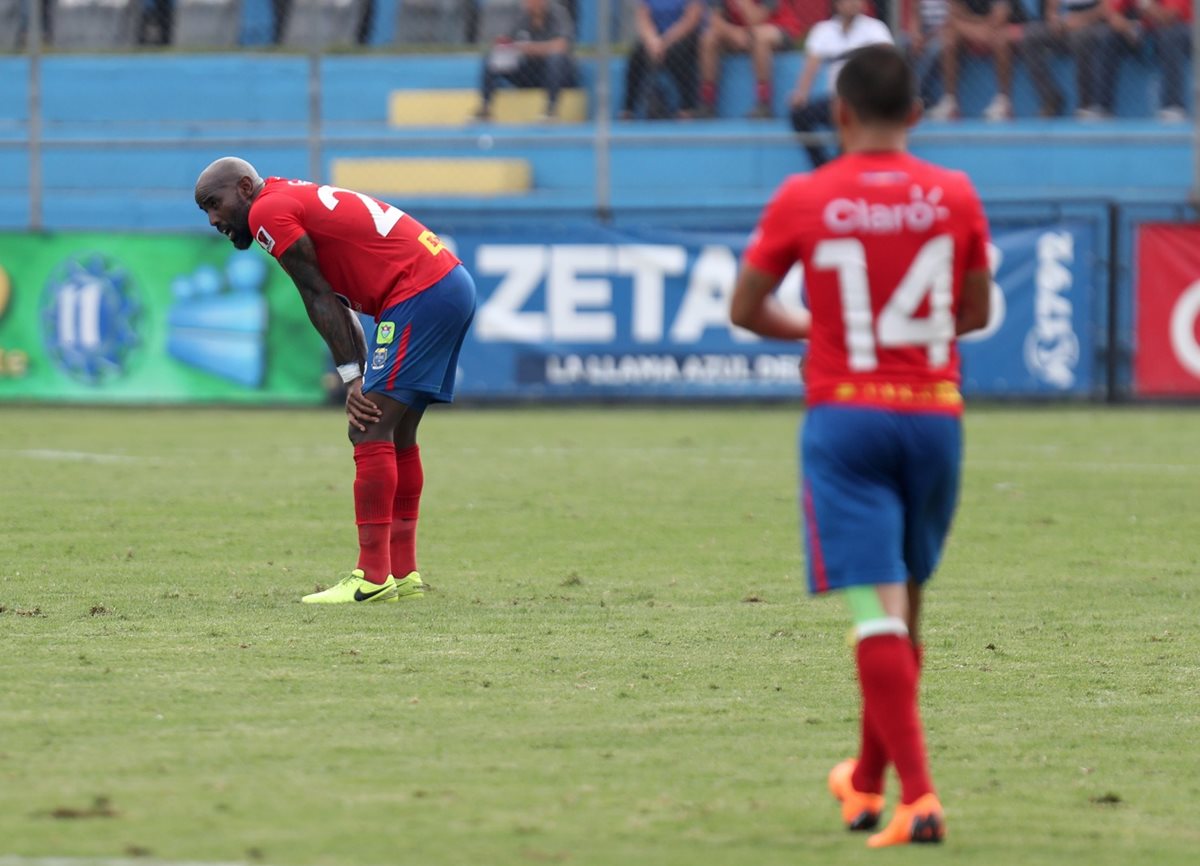 Así reaccionó el panameño Felipe Baloy al finalizar el partido rojos contra Cobán. (Foto Prensa Libre: Carlos Vicente)