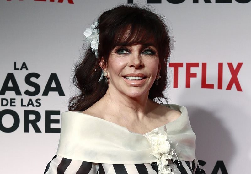 La actriz mexicana Verónica Castro posa durante la alfombra roja de la presentación de la nueva serie de Netflix "La Casa de las Flores" (Foto Prensa Libre: EFE).