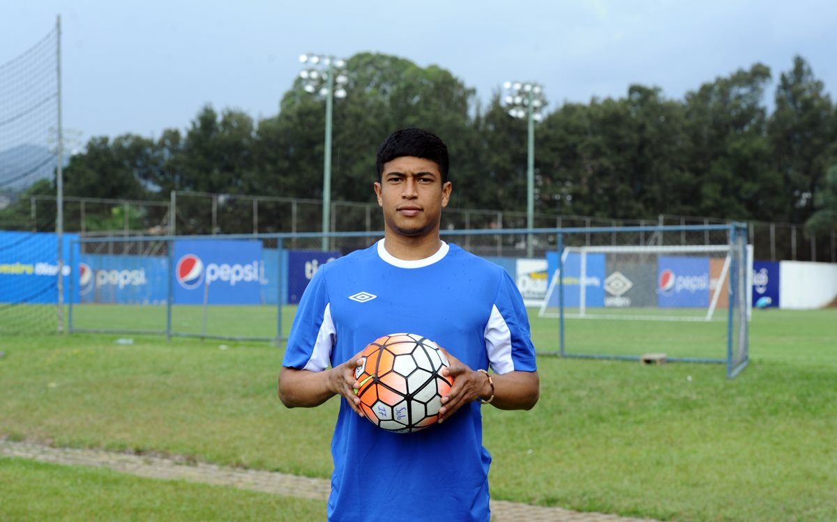 Edwin Rivas comenzó a entrenarse con los rojos este martes en el estadio Manuel Felipe Carrera. (Foto Prensa Libre).