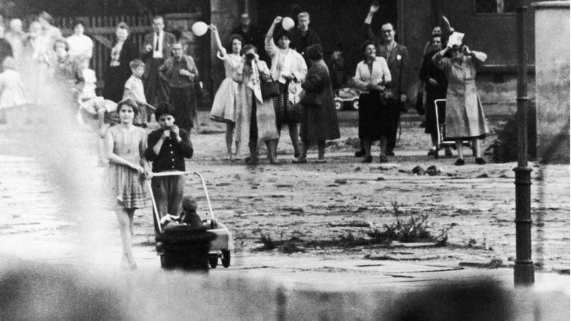 El muro, de súbito, comenzó a separar a quienes había sido vecinos. GETTY IMAGES