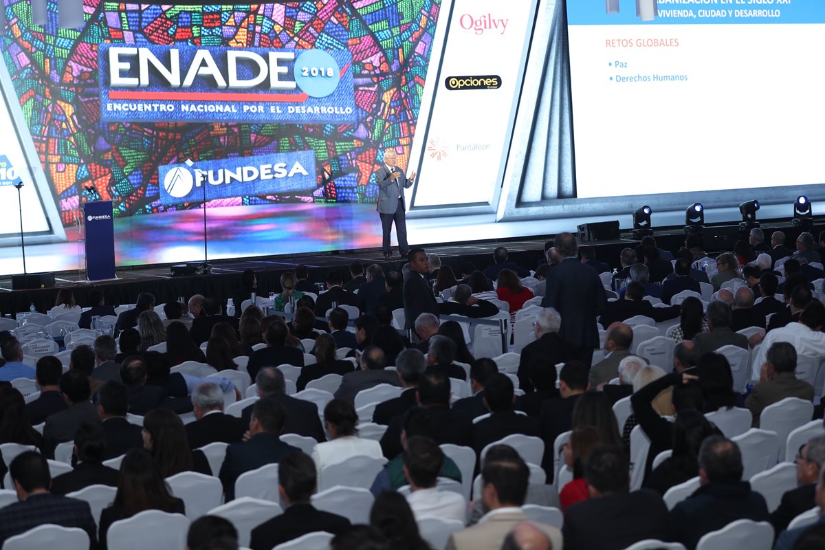 La conferencia principal del ENADE 2018 se basó en Desarrollo Urbano y Vivienda, a cargo de Joan Clos exdirector ejecutivo de ONU-Hábitat y ex alcalde de Barcelona. (Foto Prensa Libre: Esbin García)