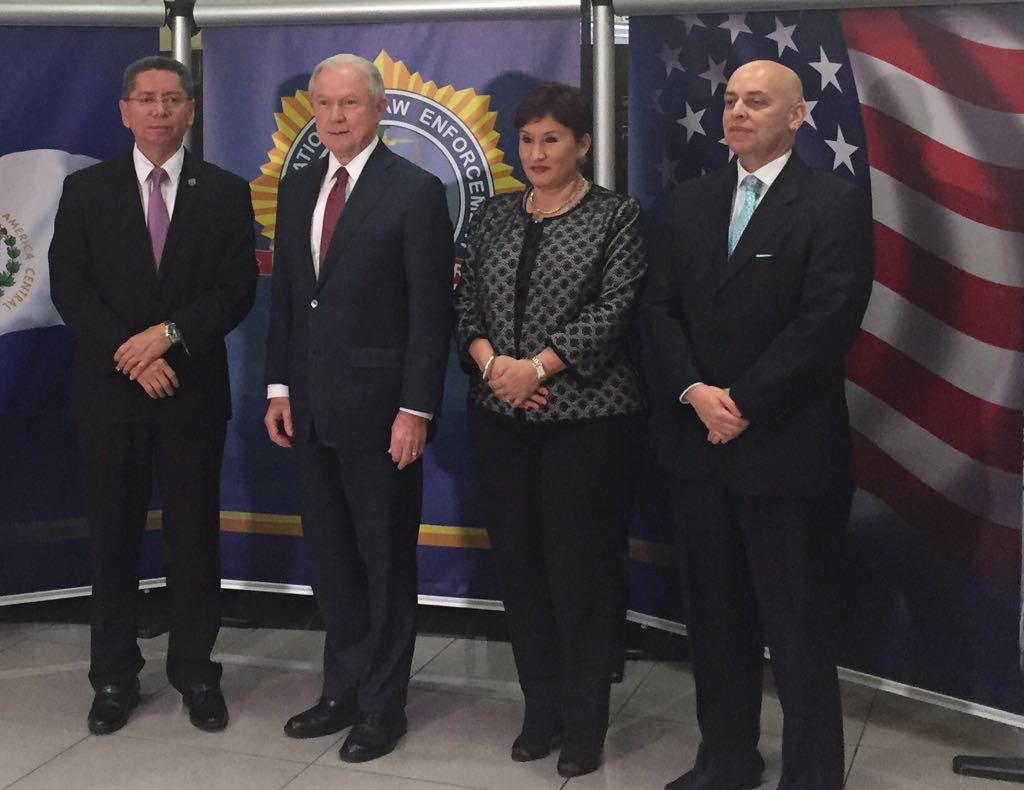 Foto del 28 de julio de 2017, donde aparecen los fiscales Generales, Douglas Chinchilla, de El Salvador; Jeff Sessions, de Estados Unidos; Thelma Aldana, de Guatemala, y Óscar Chinchilla, de Honduras. (Foto Prensa Libre: Hemeroteca PL)